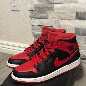 NIKE AIR JORDAN 1 MID